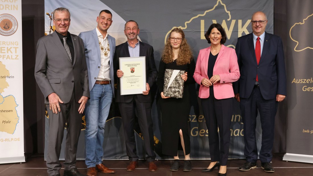 Ehrenpreis der Weinbruderschaft Rheinhessen zu St. Katharinen Oppenheim an das Weingut Weitzel, Ingelheim, © LWK RLP / Alexander Sell Ehrenpreis der Weinbruderschaft Rheinhessen zu St. Katharinen Oppenheim an das Weingut Weitzel, Ingelheim, © LWK RLP / Alexander Sell
