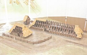 Rekonstruktion eines altsächsischen Gehöftes © Michael Jung Rekonstruktion eines altsächsischen Gehöftes © Michael Jung