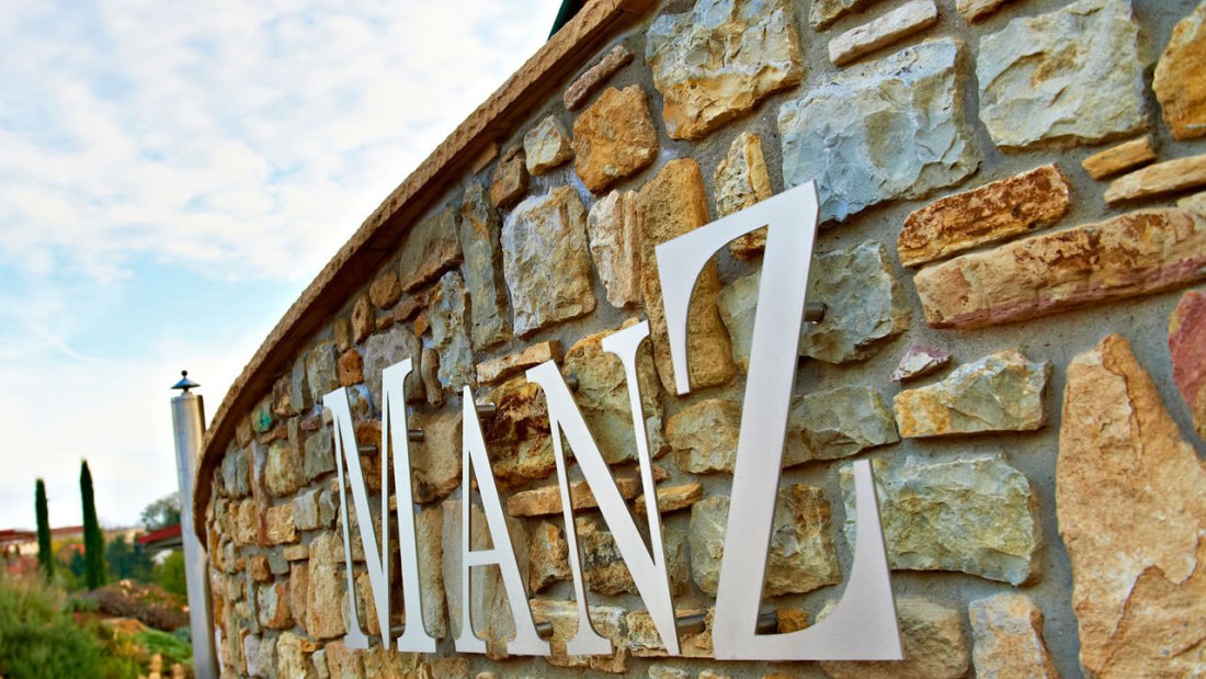 Weingut Manz_Schriftzug, © Weingut Manz Weingut Manz_Schriftzug, © Weingut Manz