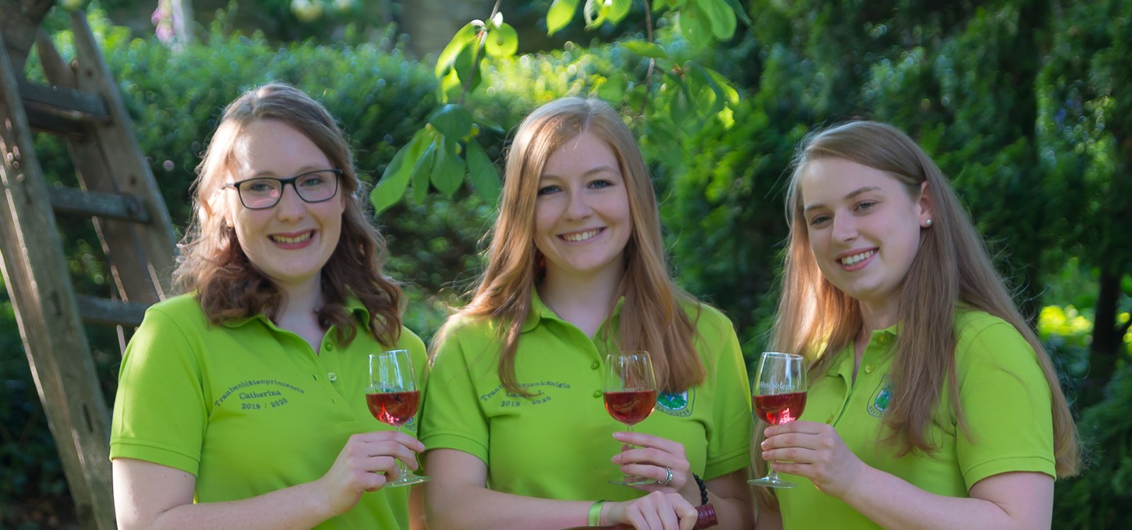 Catherina Nolte, Traubenblütenkönigin Laura Herweck, Katja Klammer., © Heimatverein Westhofen Catherina Nolte, Traubenblütenkönigin Laura Herweck, Katja Klammer., © Heimatverein Westhofen
