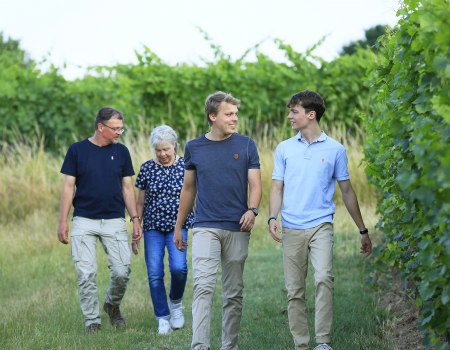 Familie im Weinberg, © Marc Hurstel Familie im Weinberg, © Marc Hurstel