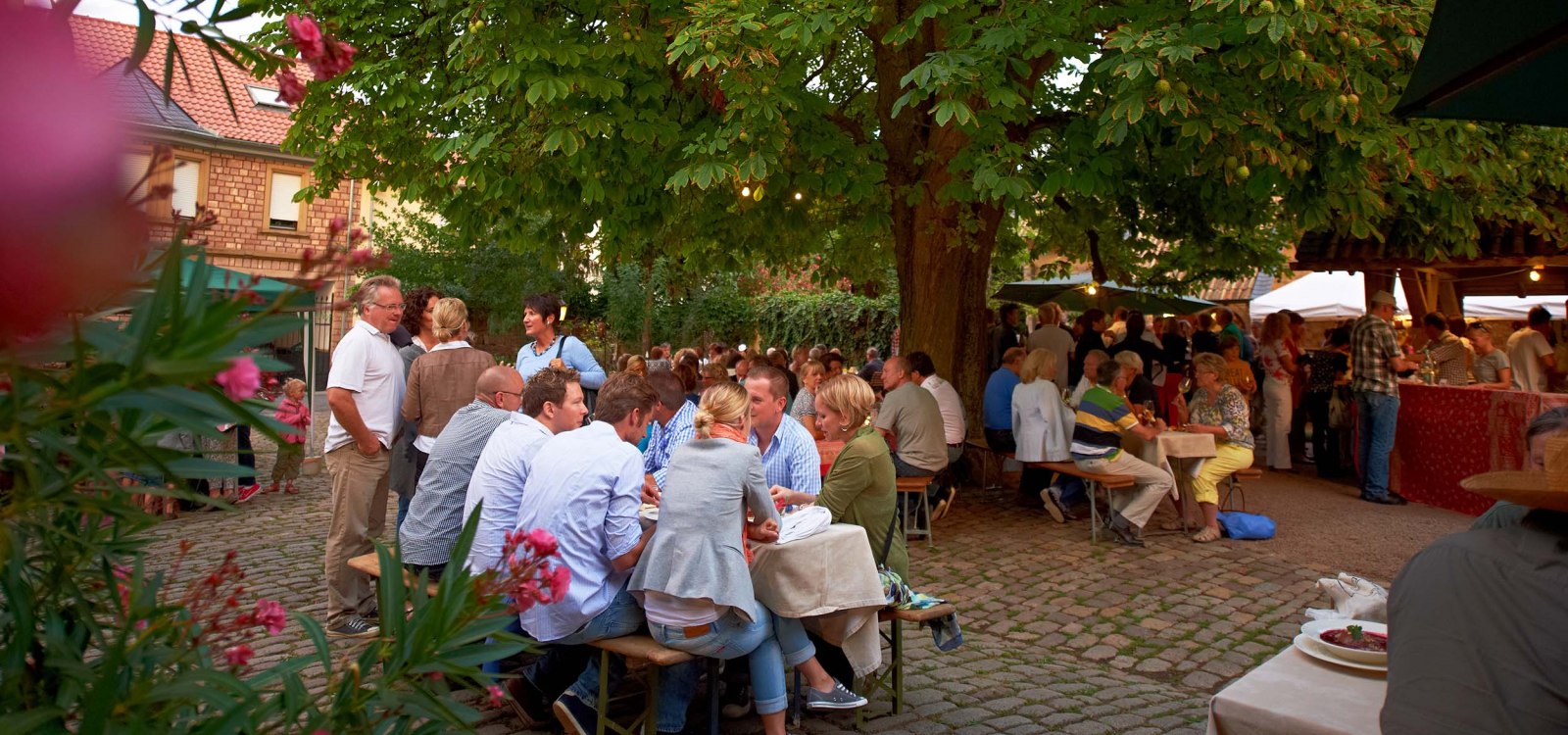 Hoffest beim Winzer, © Rheinhessenwein e.V. / Robert Dieth / www.dieth.com Hoffest beim Winzer, © Rheinhessenwein e.V. / Robert Dieth / www.dieth.com