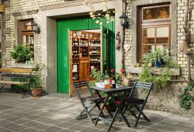 Vinothek Burghof Oswald, © Carsten Costard Vinothek Burghof Oswald, © Carsten Costard