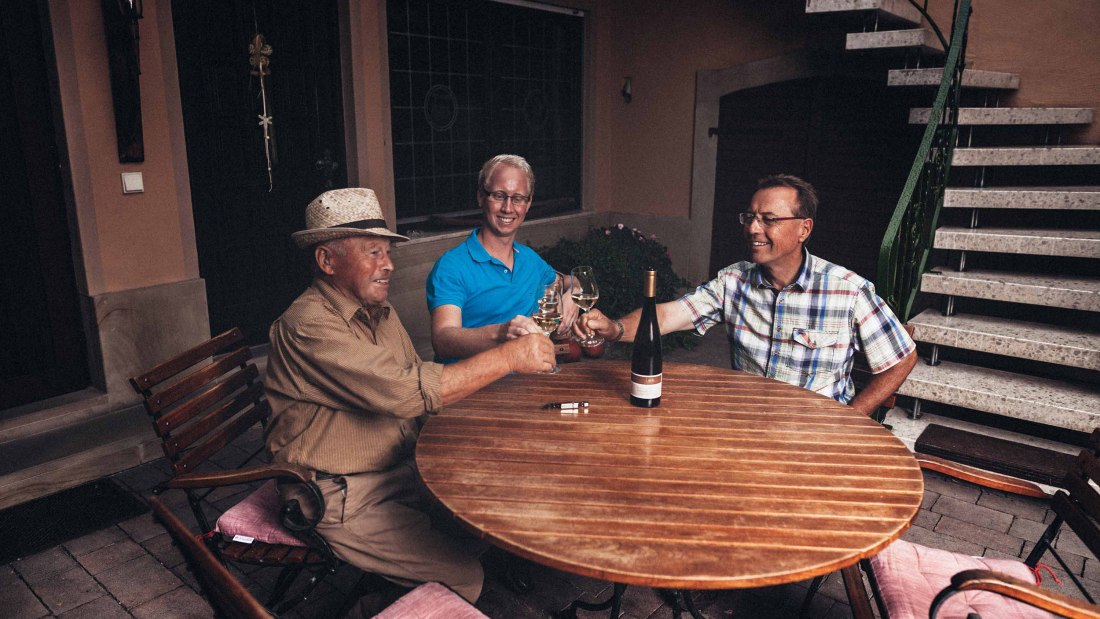 Weingut Zöller_Anstoßen, © Weingut Zöller Weingut Zöller_Anstoßen, © Weingut Zöller