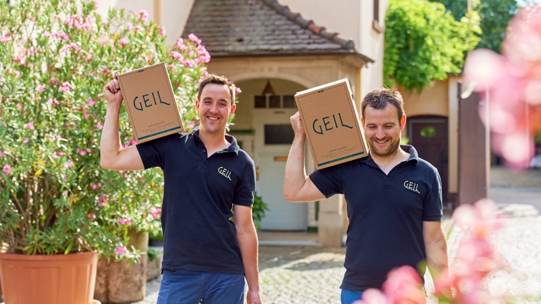 Weingut Geil_Winzer mit Weinkisten, © Weingut Geil Weingut Geil_Winzer mit Weinkisten, © Weingut Geil