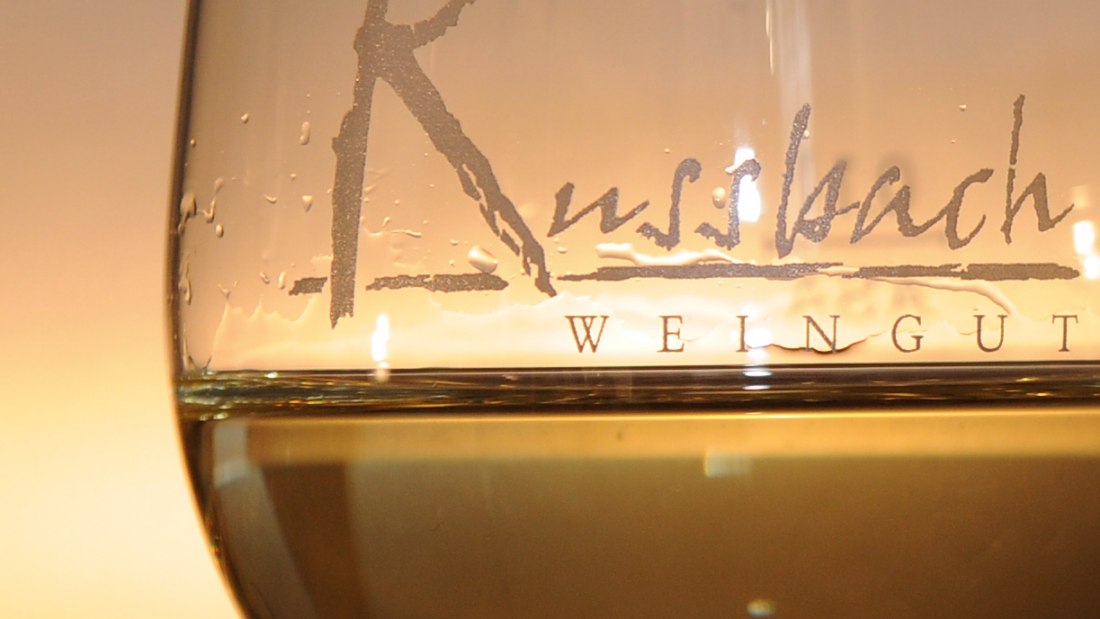 Weingut Russbach_Weinglas Sonnenuntergang, © Weingut Russbach Weingut Russbach_Weinglas Sonnenuntergang, © Weingut Russbach