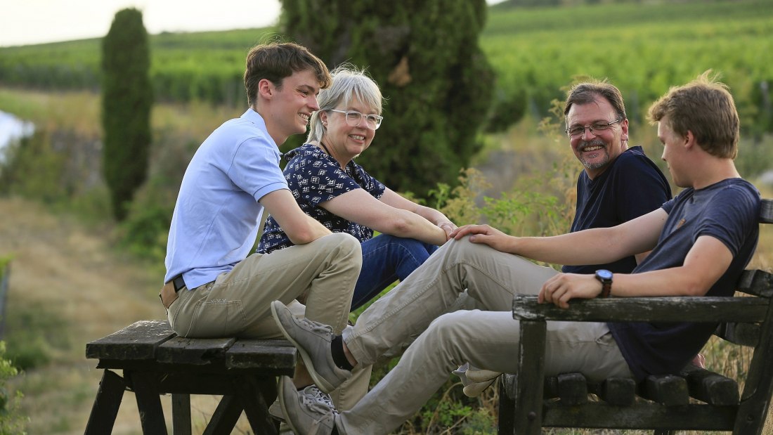 Familie auf Bank, © Marc Hurstel Familie auf Bank, © Marc Hurstel