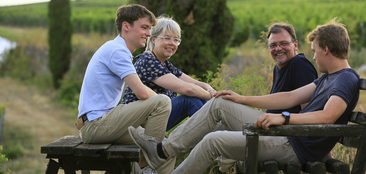 Familie auf Bank, © Marc Hurstel