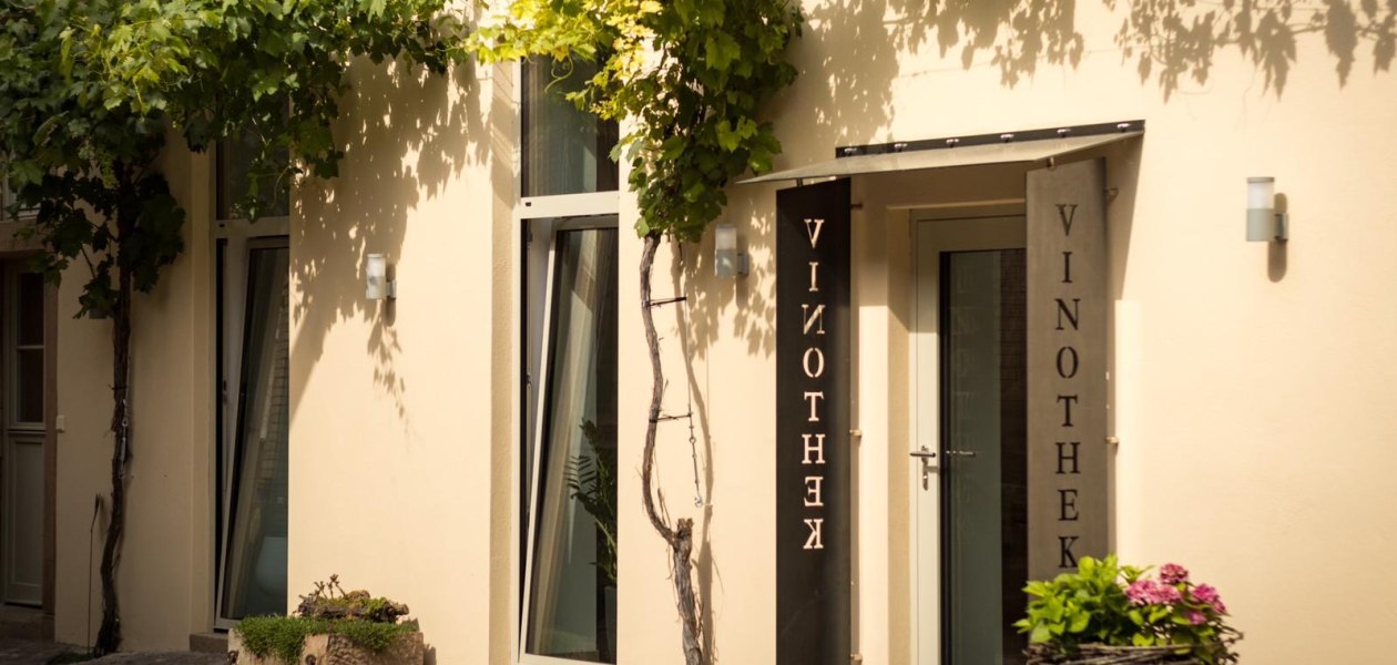 Au&szlig;enansicht Vinothek Copyright fotommy