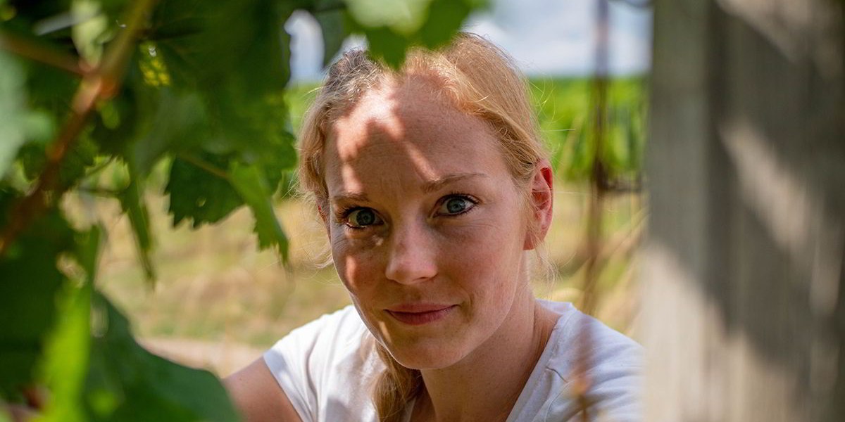 Weingut Gebert_Anne Gebert im Riesling Weinberg, &copy; Weingut Gebert