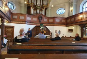 Pfarrer Schenk erl&auml;uterte in der evangelischen Kirche in bechtheim die vielen Bezugspunkte zu Luther &copy; Touristikverein Wonnegau e.V.