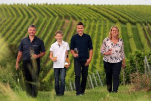 Familie im Wingert, © Weingut Schützenhof
