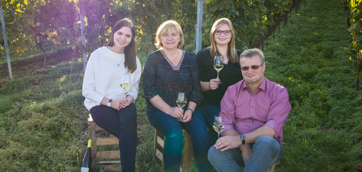 Weingut Sternenfelserhof_Familie Kopp im Weinberg, &copy; Weingut Sternenfelserhof