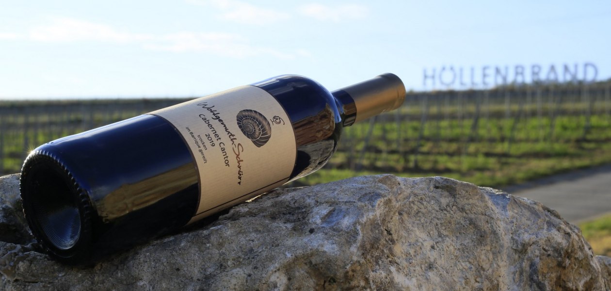 Weingut Wohlgemuth-Schnürr_Weinflasche-im-Höllenbrand, © Weingut Wohlgemuth-Schnürr