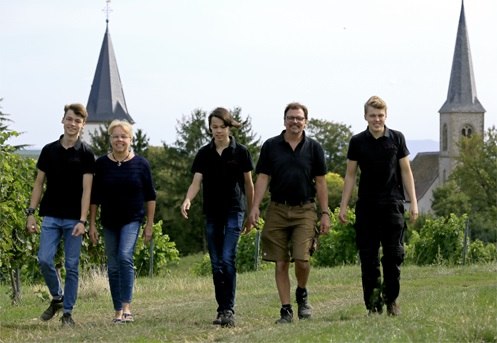 Weingut Wohlgemuth-Schnürr_Familie-vor-Dorfhintergrund, © Weingut Wohlgemuth-Schnürr
