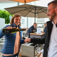 Winzerin schenkt ein &copy; Touristikverein Wonnegau / Die Knipser