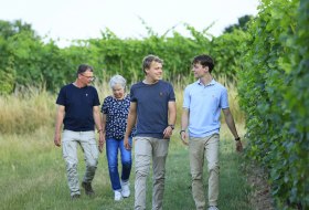 Familie im Weinberg &copy; Marc Hurstel