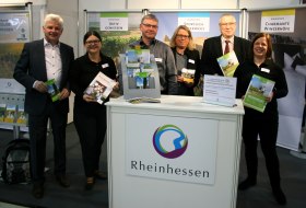 B&uuml;rgermeister Walter Wagner (VG Wonnegau) und der Vorsitzende Herwarth Mankel (Touristikverein Wonnegau) besuchten den Gemeinschaftsstand von Wirtschaftsf&ouml;rderung Alzey-Worms und den touristischen Partnern der Verbandsgemeinden und St&auml;dte. 