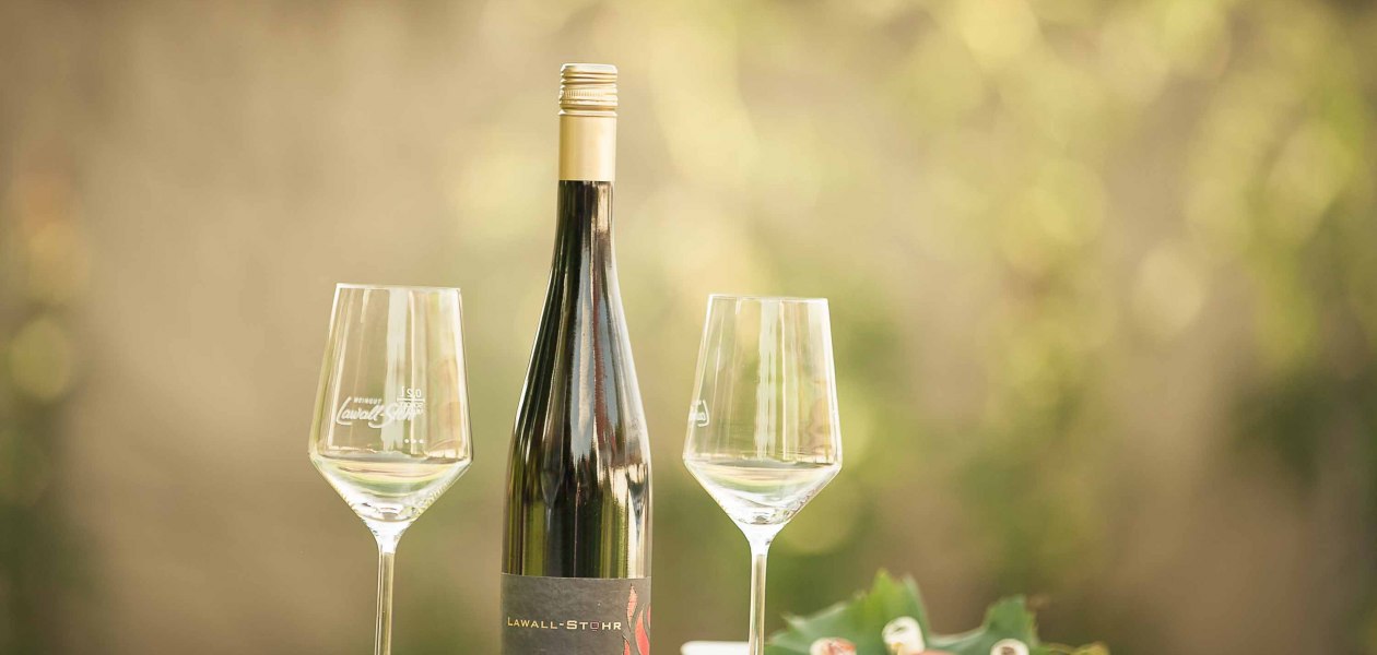 Weingut Lawall-St&ouml;hr_Weinflasche, &copy; Weingut Lawall-St&ouml;hr