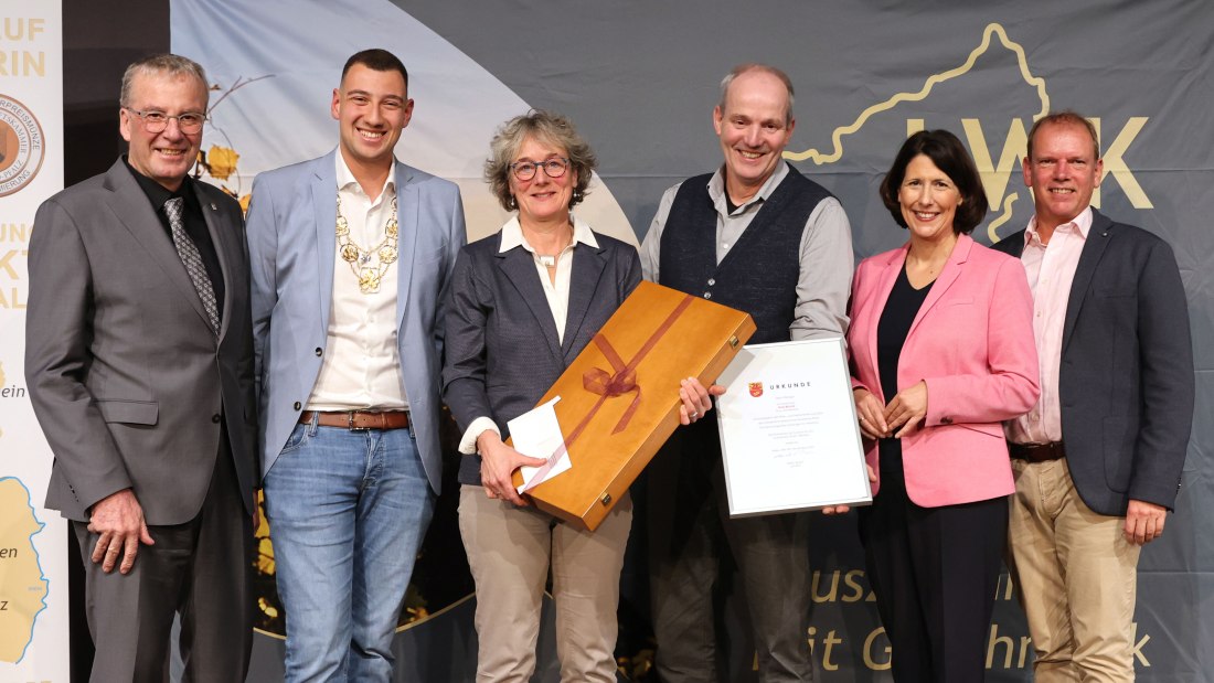 Ehrenpreis des Landkreises Alzey-Worms an das Weingut Johanneshof Axel Becker, Gau-Odernheim, &copy; LWK RLP / Alexander Sell
