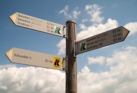 Beschilderung Rheinterrassenweg &copy; Rheinhessenwein e.V. / Stefan F. S&auml;mmer