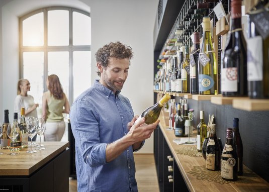 Weineinkauf in der Ingelheimer Vinothek © Roger Richter/IKuM GmbH