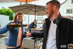 Winzerin schenkt ein © Touristikverein Wonnegau / Die Knipser