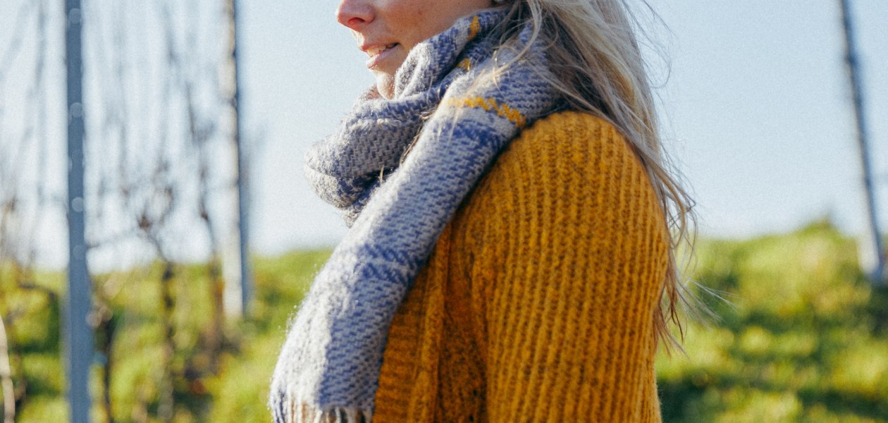 Weingut Becker_Winzerin drau&szlig;en, &copy; Peter Bender