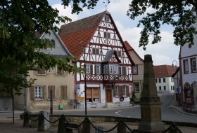 Marktplatz Westhofen mit Blick auf das Deutsche Haus &copy; Michael Jung
