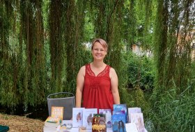 Sissi Steuerwald am Buchstand © Touristikverein Wonnegau e.V.
