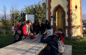 Gruppe von Menschen spielt vor Rotem H&auml;uschen &copy; We Escape