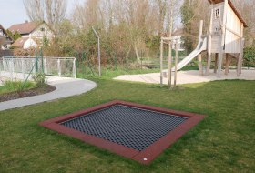 Bodentrampolin - Au&szlig;enansicht Kindergarten Grash&uuml;pfer &copy; Gemeinde Westhofen