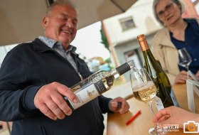Winzer schenkt ein, bei der Wine Lounge © Touristikverein Wonnegau / Die Knipser