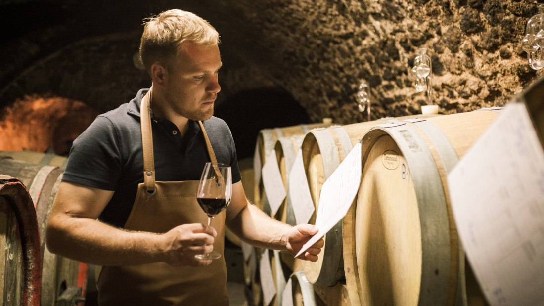 Weingut Dackermann_Winzer im Keller, &copy; Weingut Dackermann