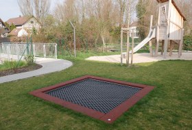 Bodentrampolin - Außenansicht Kindergarten Grashüpfer © Gemeinde Westhofen