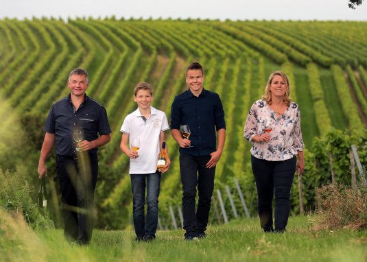 Familie im Wingert © Weingut Schützenhof