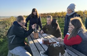 Gruppe r&auml;tselt am Tisch des Weins in Osthofen &copy; We Escape