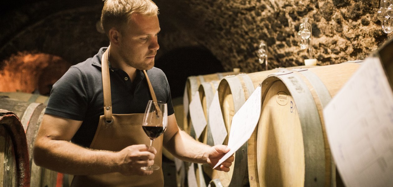 Weingut Dackermann_Winzer im Keller, &copy; Weingut Dackermann