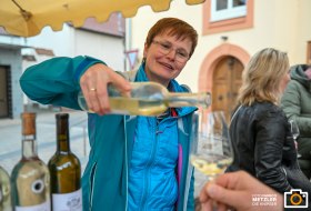 Winzerin schenkt aus © Touristikverein Wonnegau / Die Knipser