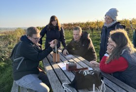 Gruppe rätselt am Tisch des Weins in Osthofen © We Escape