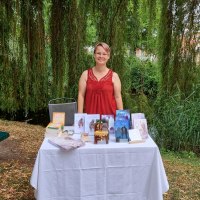 Sissi Steuerwald am Buchstand © Touristikverein Wonnegau e.V.