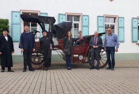 Pilgergruppe wurde von Verbandsbürgermeister Walter Wagner, Ortsbürgermeisterin Jutta Schick und Pfarrer Andreas Schenk herzlich in Bechtheim begrüßt © Touristikverein Wonnegau e.V.