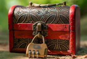 kleiner Truhe mit Schloss &copy; We Escape