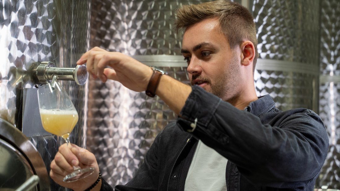 Mark Hahn Weine_Winzer im Keller, &copy; Mark Hahn Weine Weingut Hahn GbR