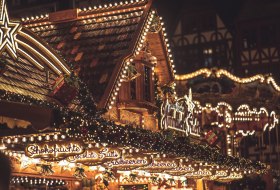 Weihnachtsbuden auf dem Weihnachtsmarkt Osthofen &copy; chriswanders auf pixabay
