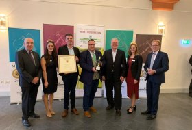 v.l.n.r.: Norbert Schindler (Pr&auml;sident der  Landwirtschaftskammer Rheinland-Pfalz), Deutsche Weink&ouml;nigin Angelina Vogt, Christoph Erbeldinger, Staatssekret&auml;r Andy Becht (Ministerium f&uuml;r Wirtschaft, Verkehr, Landwirtschaft und Weinbau Rheinland-Pfalz), Stefan Erbeldinger, Rheinhessische Weink&ouml;nigin Eva M&uuml;ller, Ingo Steitz (Pr&auml;sident Weinbauverband Rheinhessen) &copy; Weingut Familie Erbeldinger