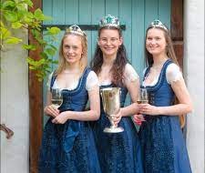 Traubenbl&uuml;tenk&ouml;nigin Sophia mit ihren Prinzessinnen Laura und Malin