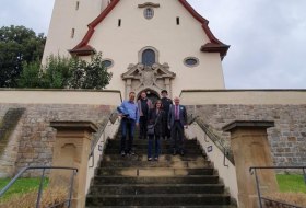 Luthergruppe und lokale Vertreter vor der evangelischen Kirche in Bechtheim &copy; Touristikverein Wonnegau e.V.