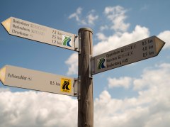 Beschilderung Rheinterrassenweg &copy; Rheinhessenwein e.V. / Stefan F. S&auml;mmer